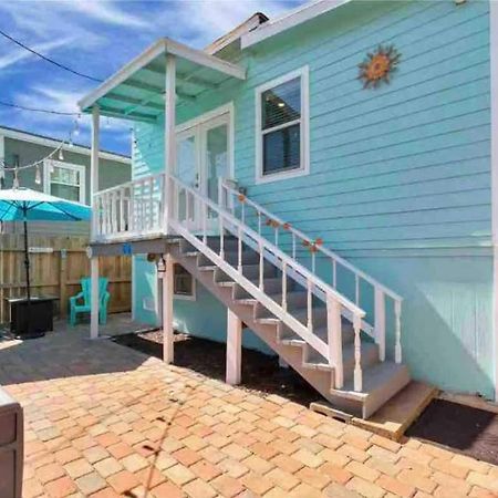 Hidden Hideaway! Bungalow 2 Blocks From The Beach! Sleeps 3 Villa Galveston Kültér fotó