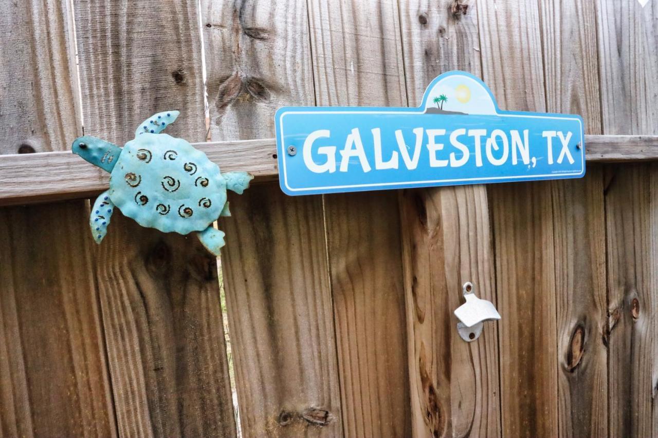 Hidden Hideaway! Bungalow 2 Blocks From The Beach! Sleeps 3 Villa Galveston Kültér fotó