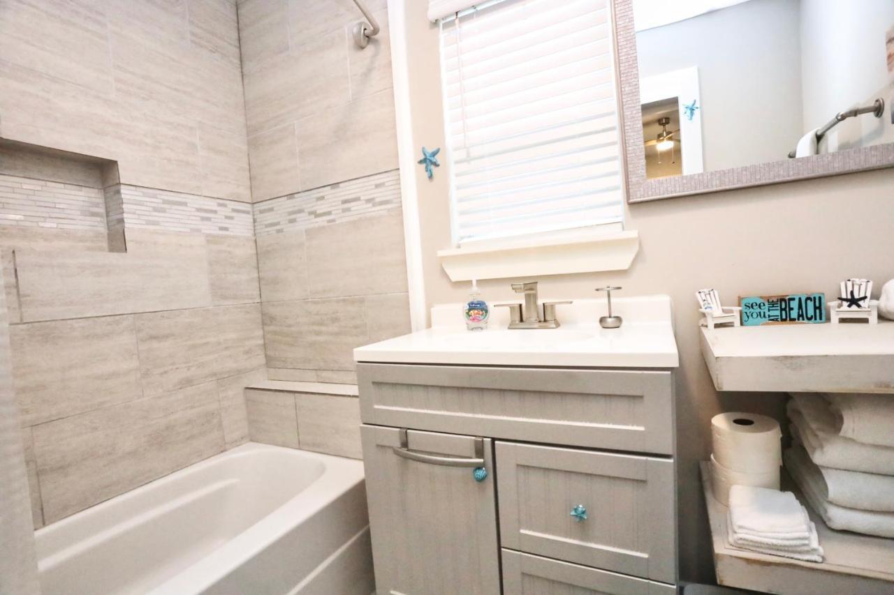 Hidden Hideaway! Bungalow 2 Blocks From The Beach! Sleeps 3 Villa Galveston Kültér fotó